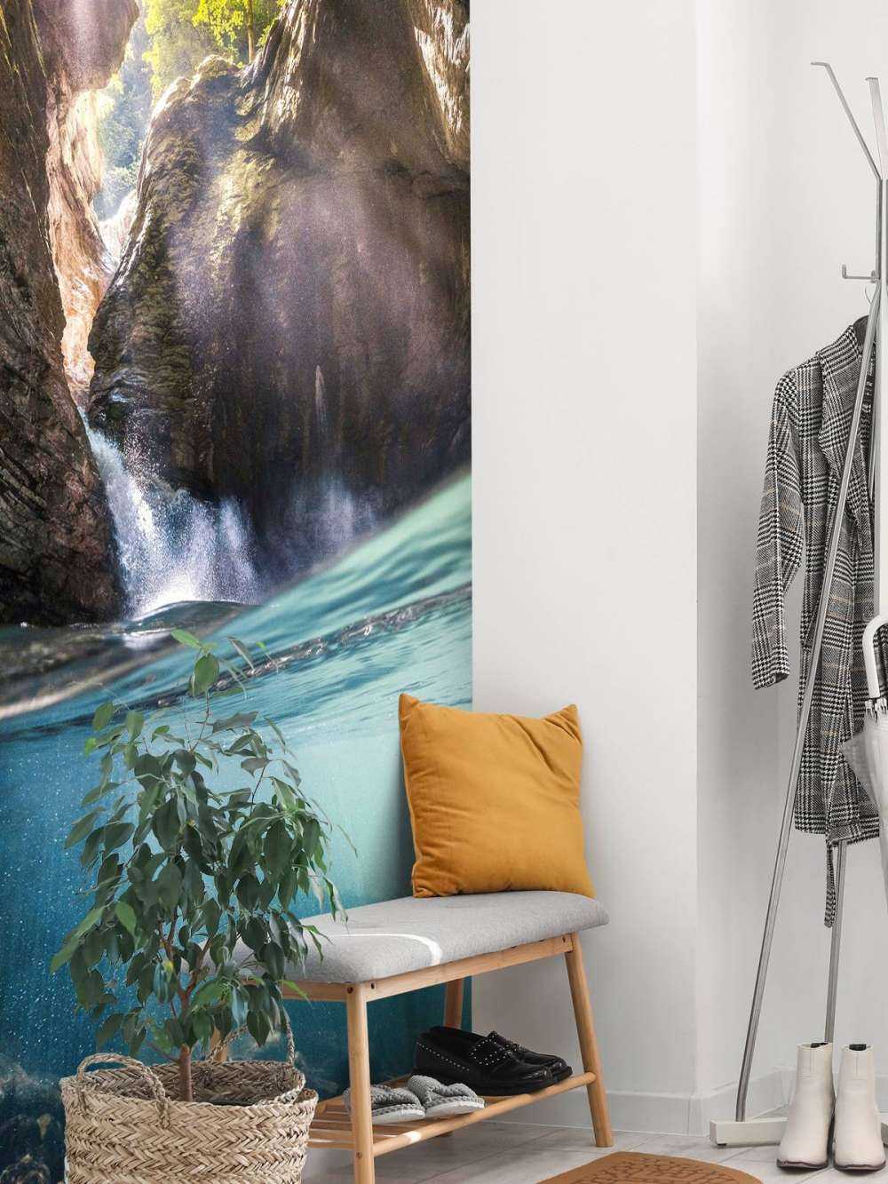 Lumière du soleil dans un ravin de montagne avec une cascade