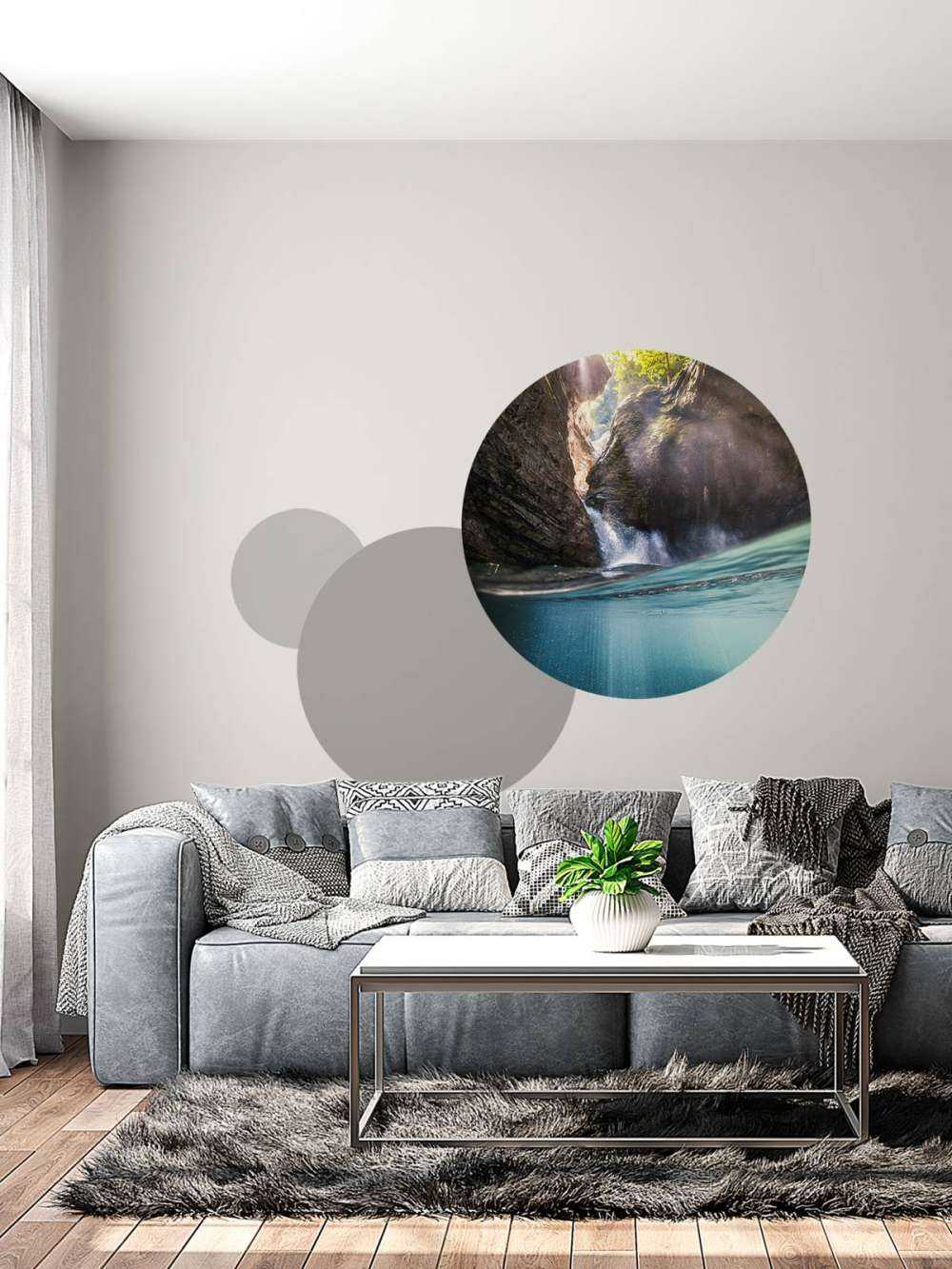 Lumière du soleil dans un ravin de montagne avec une cascade