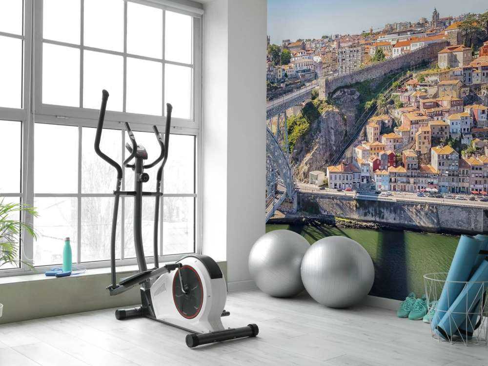 Lumière du soleil sur une pente urbaine colorée