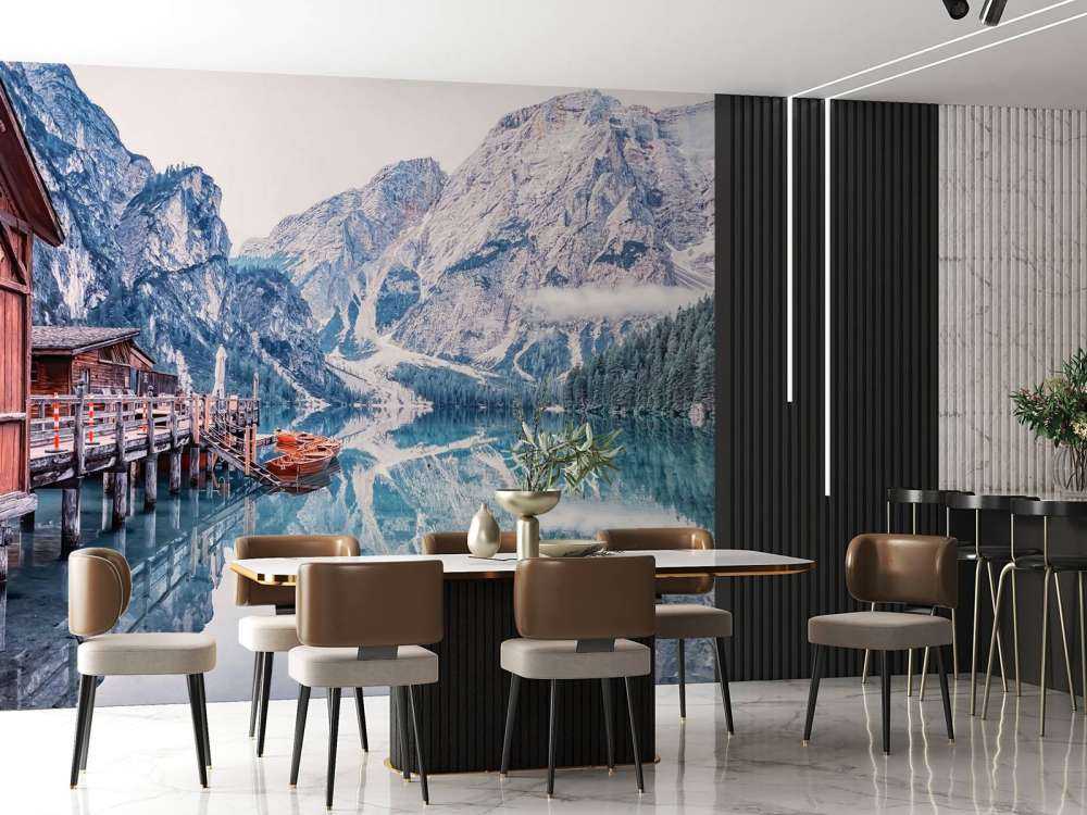 Lac de montagne près d'une jetée en bois