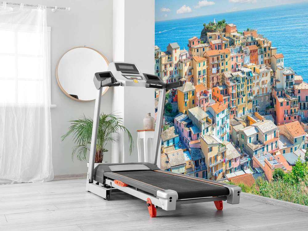 Côte pastel sous un ciel azur.