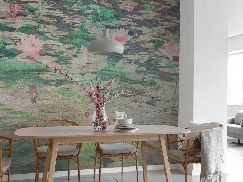 Nénuphars dans la lumière vieillie de l'étang