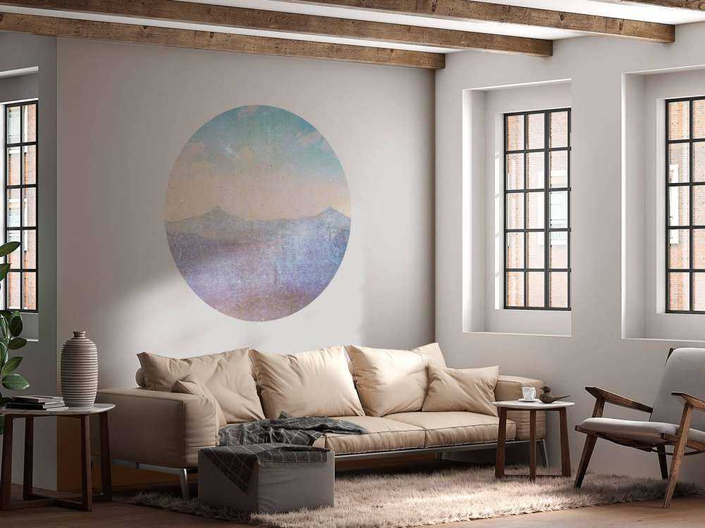 Paysage montagneux estompé dans la lumière du matin