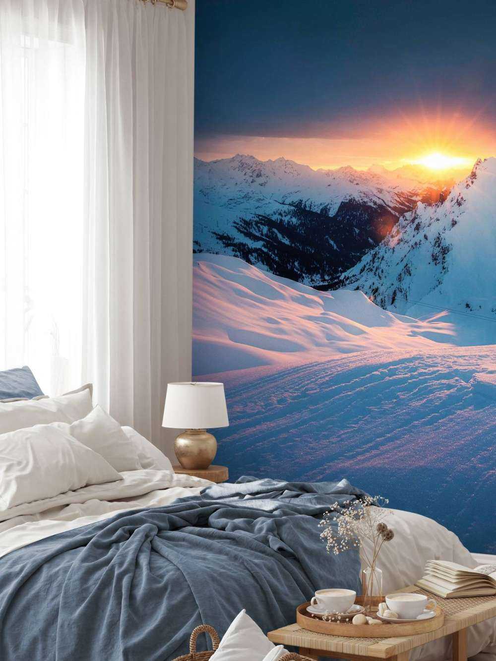 Coucher de soleil sur les sommets enneigés des Alpes.