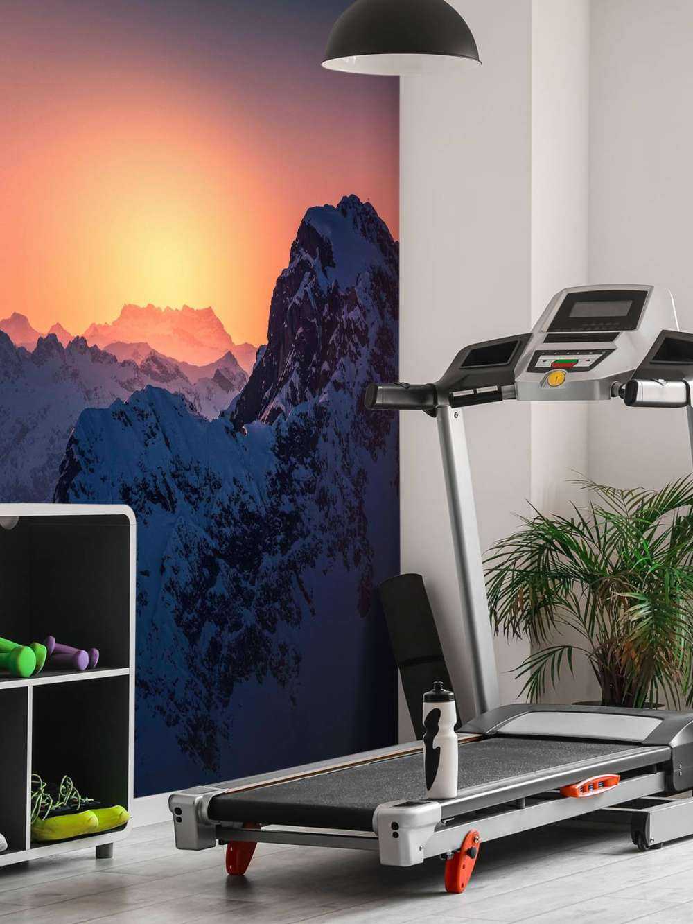 Sommet enneigé au lever du soleil ardent