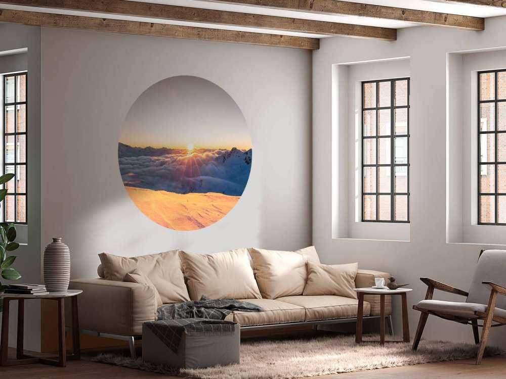 Lumière du soleil au-dessus de la couche nuageuse dans les montagnes.