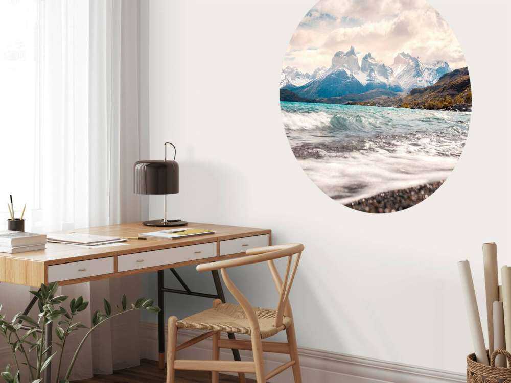 Lac de montagne turquoise avec une côte ondulante