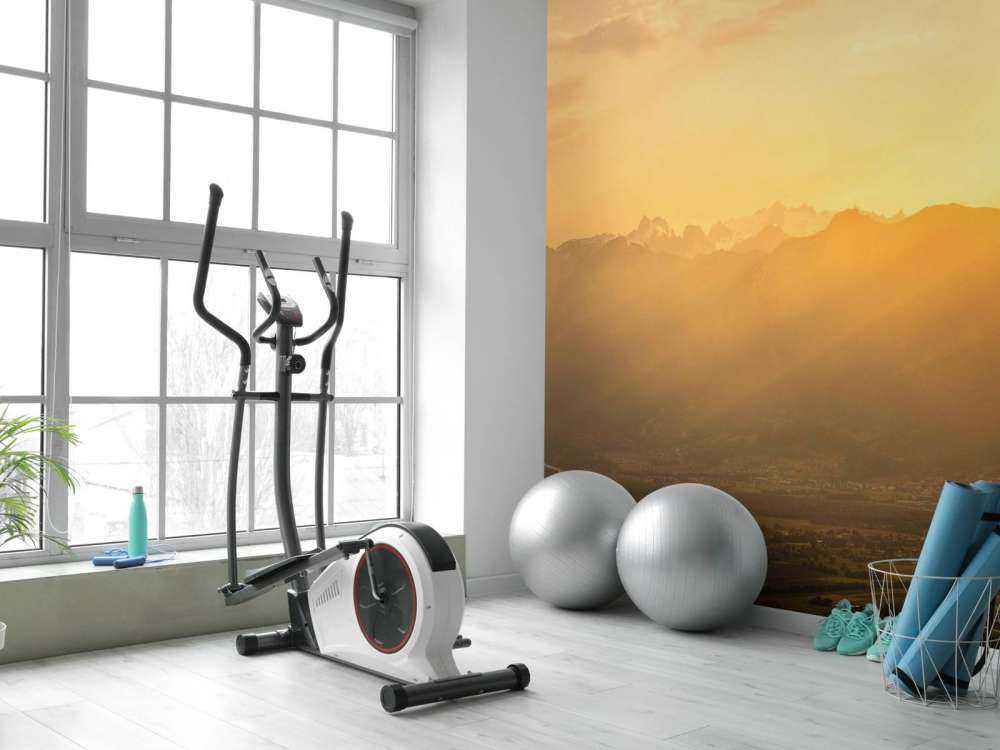 Lumière dorée du soleil sur la vallée de montagne