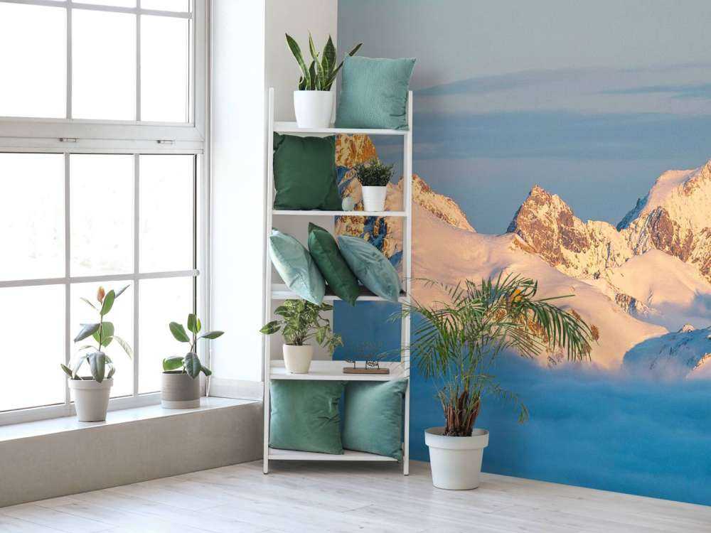 Éclat doré sur les sommets des montagnes