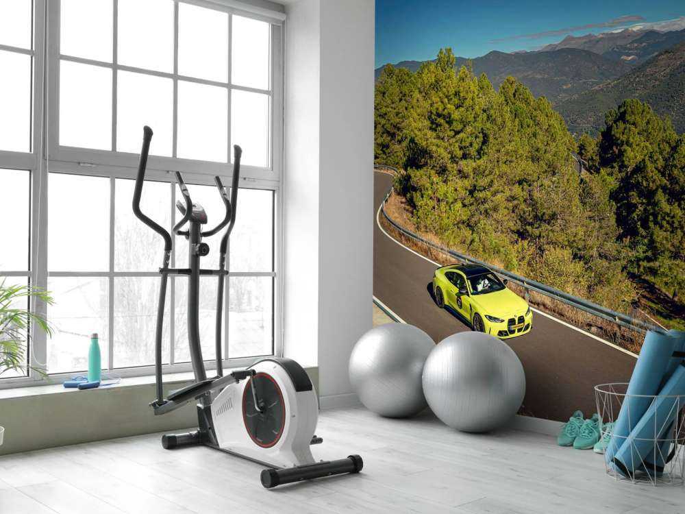 BMW vert lime sur route de montagne