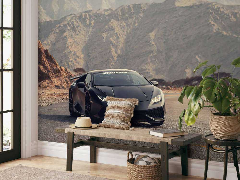 Supercar noire dans le désert