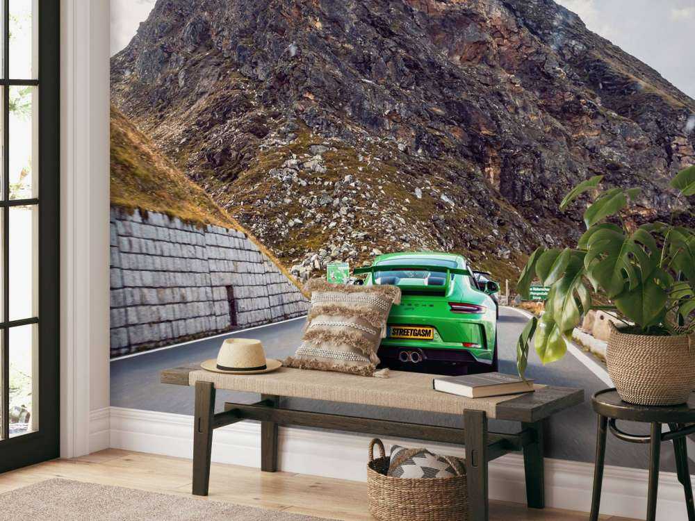 Bergpass avec voiture de sport