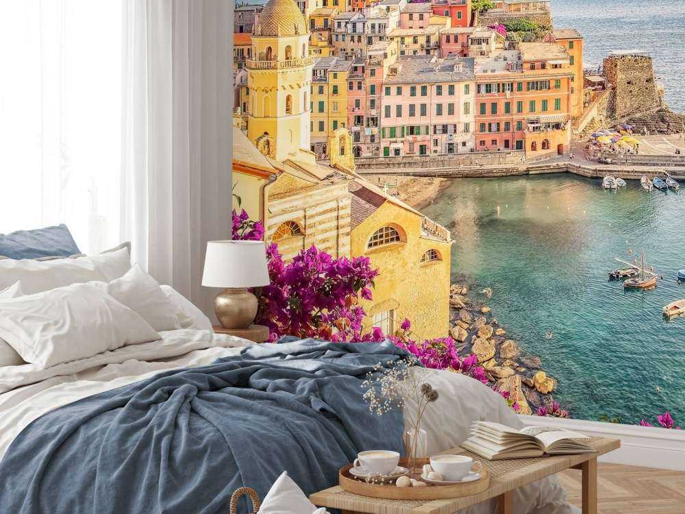 Lumière d'été sur une ville portuaire colorée