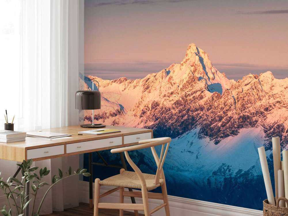 Lumière du soir sur les sommets enneigés.