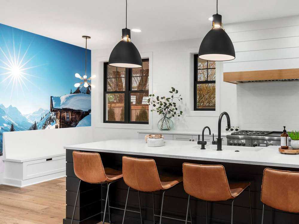 Soleil d'hiver au-dessus de la cabane en bois.