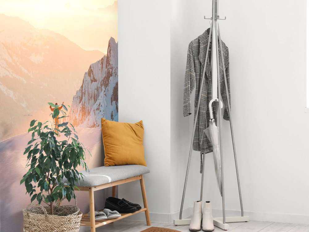 Lever de soleil au-dessus des sommets des montagnes.