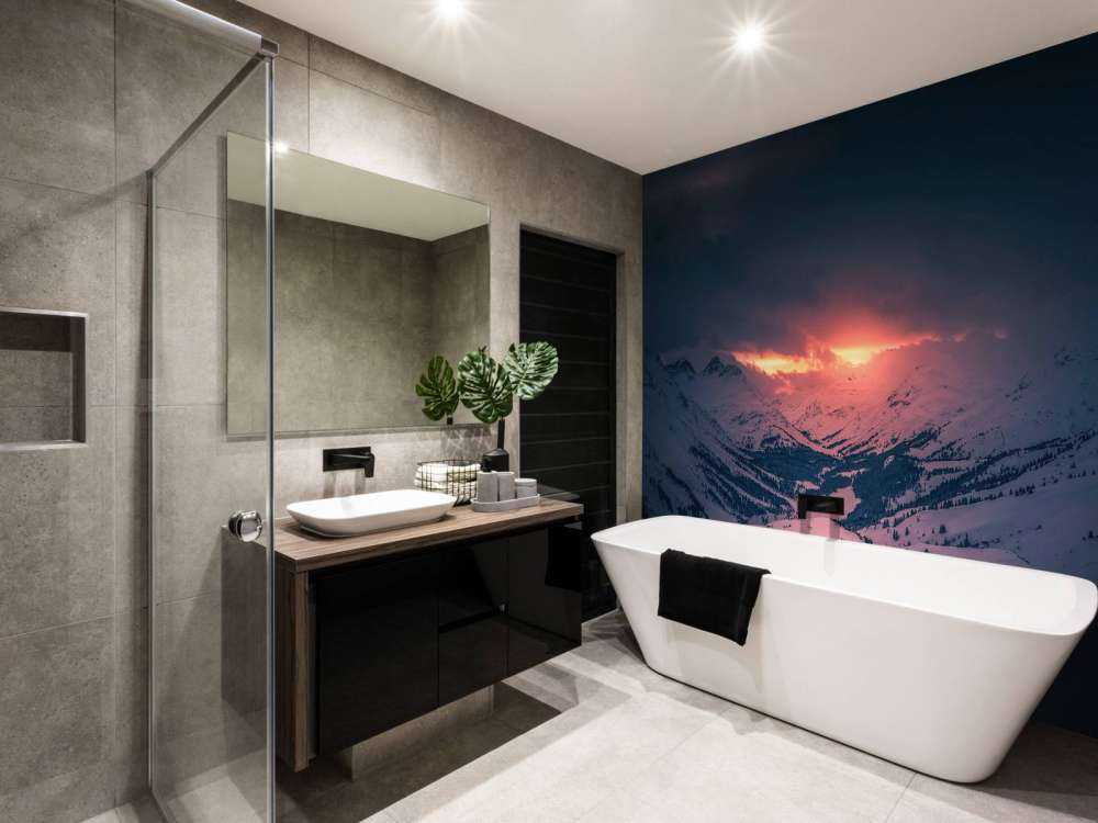 Crépuscule sur une vallée de montagne calme