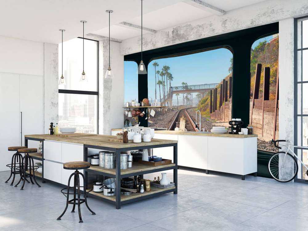 Ligne de chemin de fer le long de la côte des palmiers