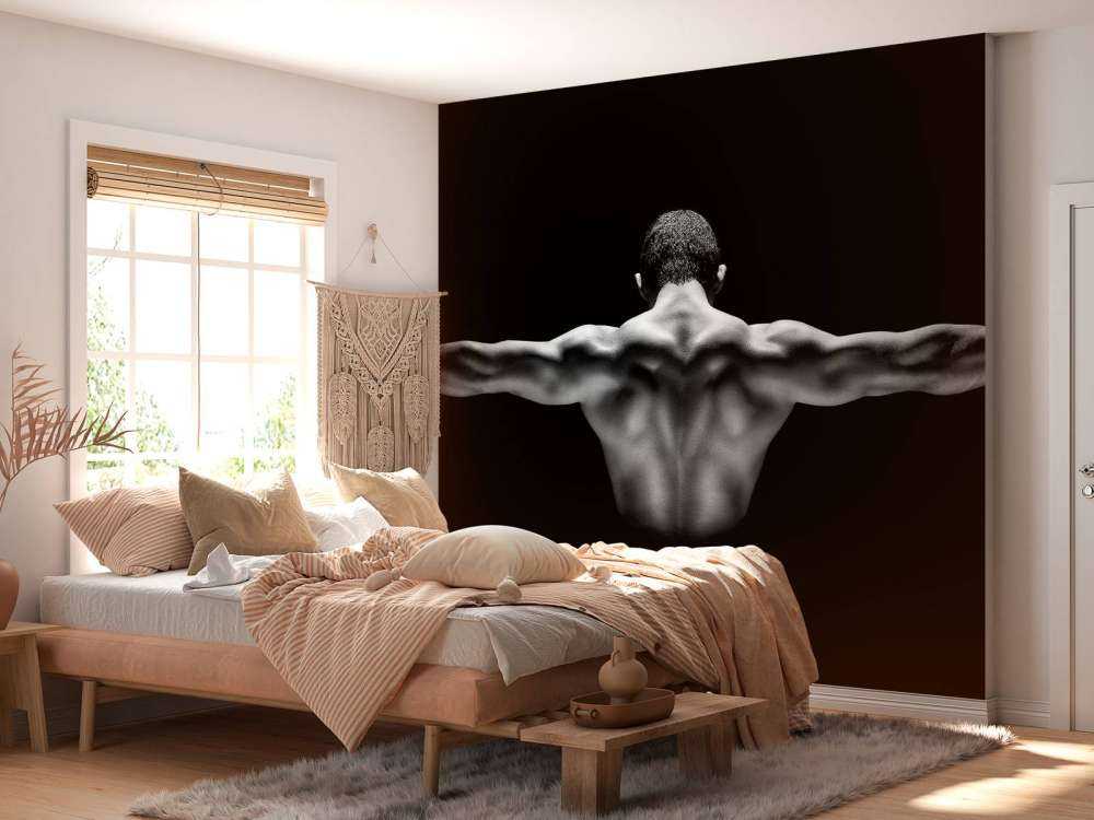 Homme aux bras tendus