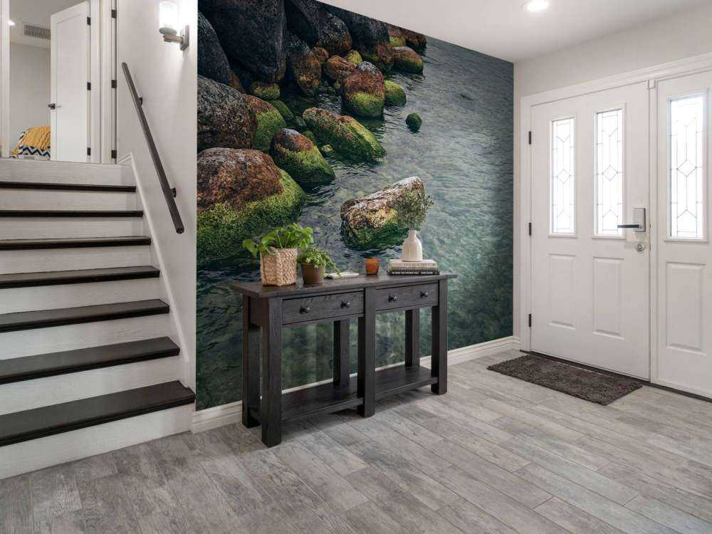 Roches au lac de montagne