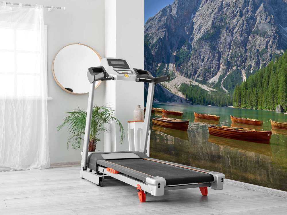 Bateaux en bois dans un lac de montagne