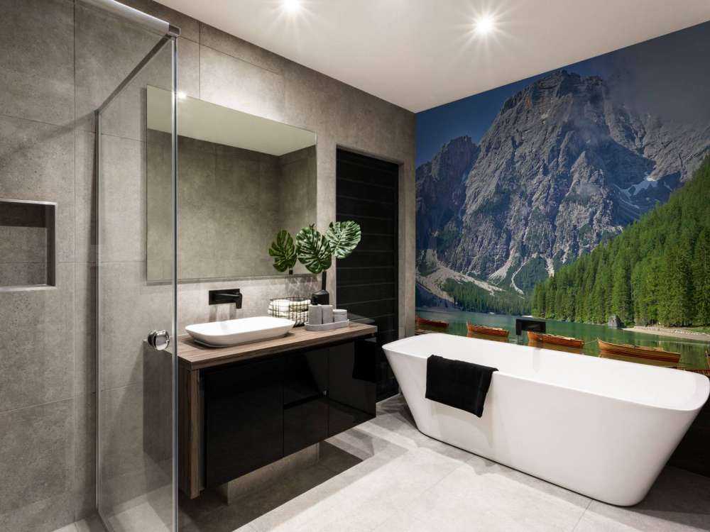 Bateaux en bois dans un lac de montagne