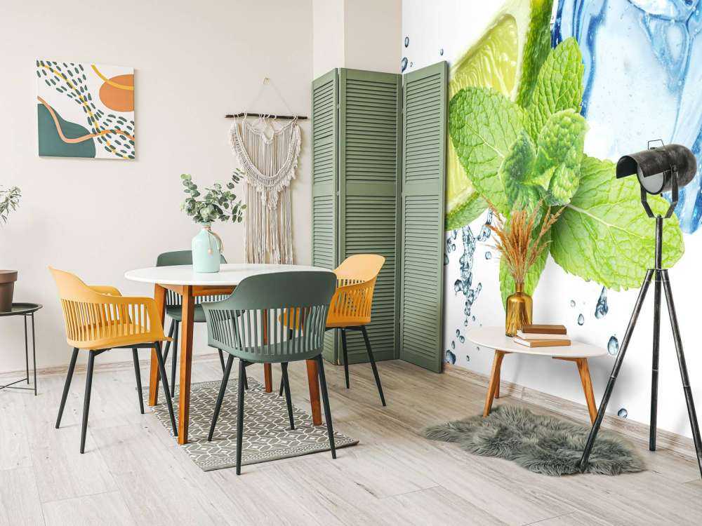 Éclaboussure de l'eau avec de la menthe et de la chaux