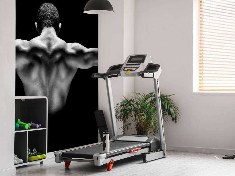 Homme aux bras tendus