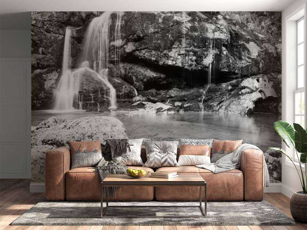 Chute d'eau au-dessus d'un mur de pierre