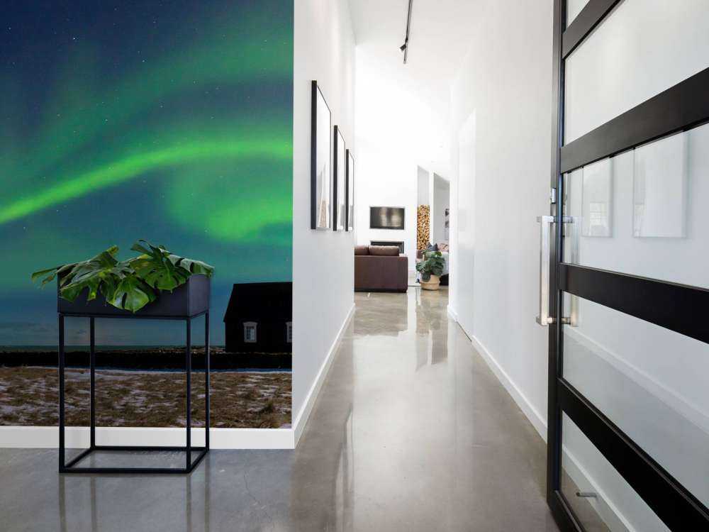 Aurore boréale au-dessus d'une église