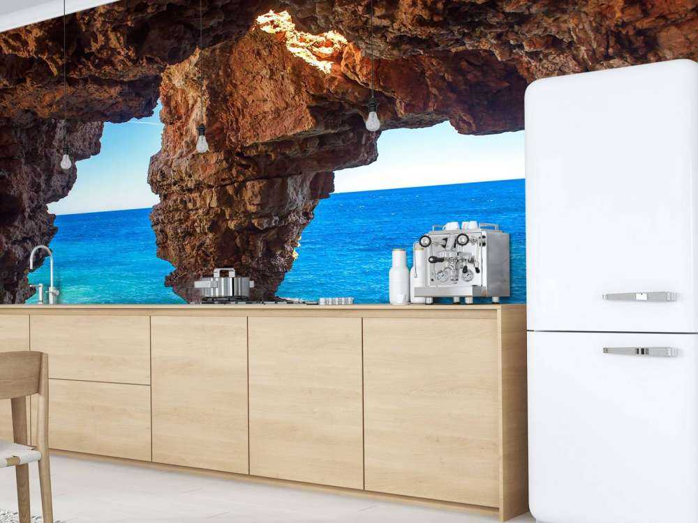 Grotte au-dessus de la mer