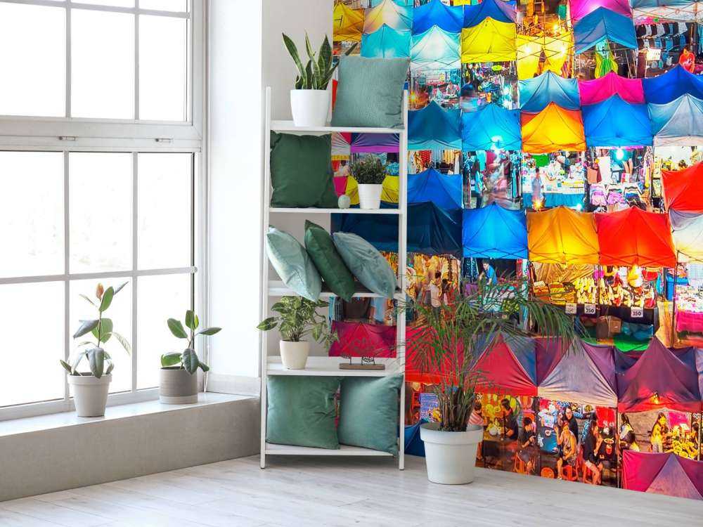 Capuchons colorés au marché nocturne