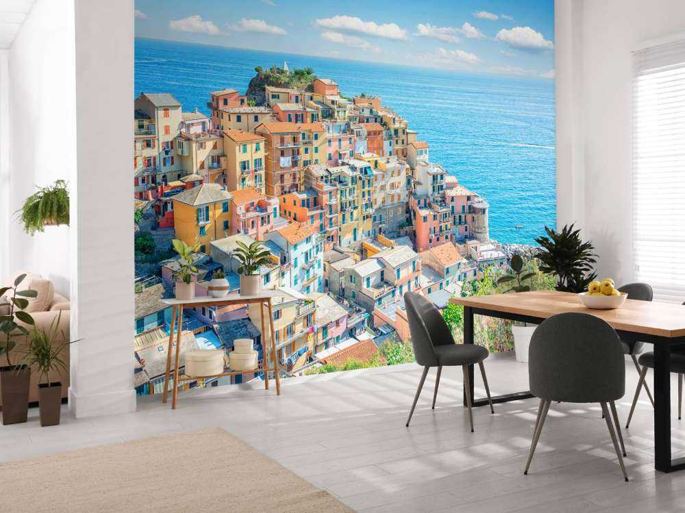 Côte pastel sous un ciel azur.