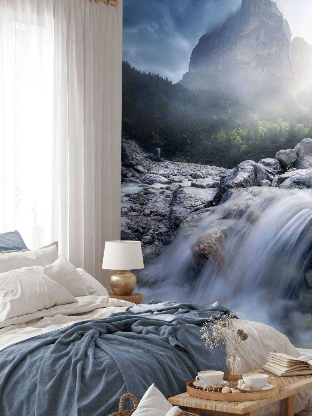 Mistige Bergstroom au lever du soleil