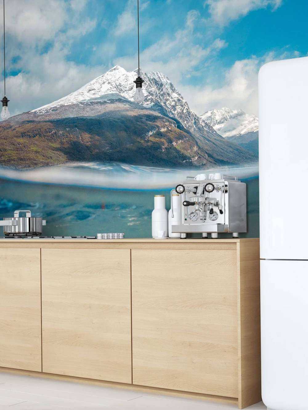 Vue sur la montagne à travers une eau de glacier claire