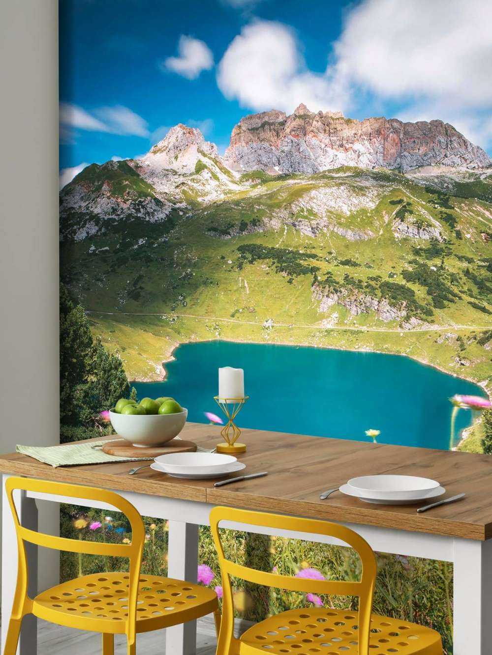 Pré fleuri au bord d'un lac de montagne clair