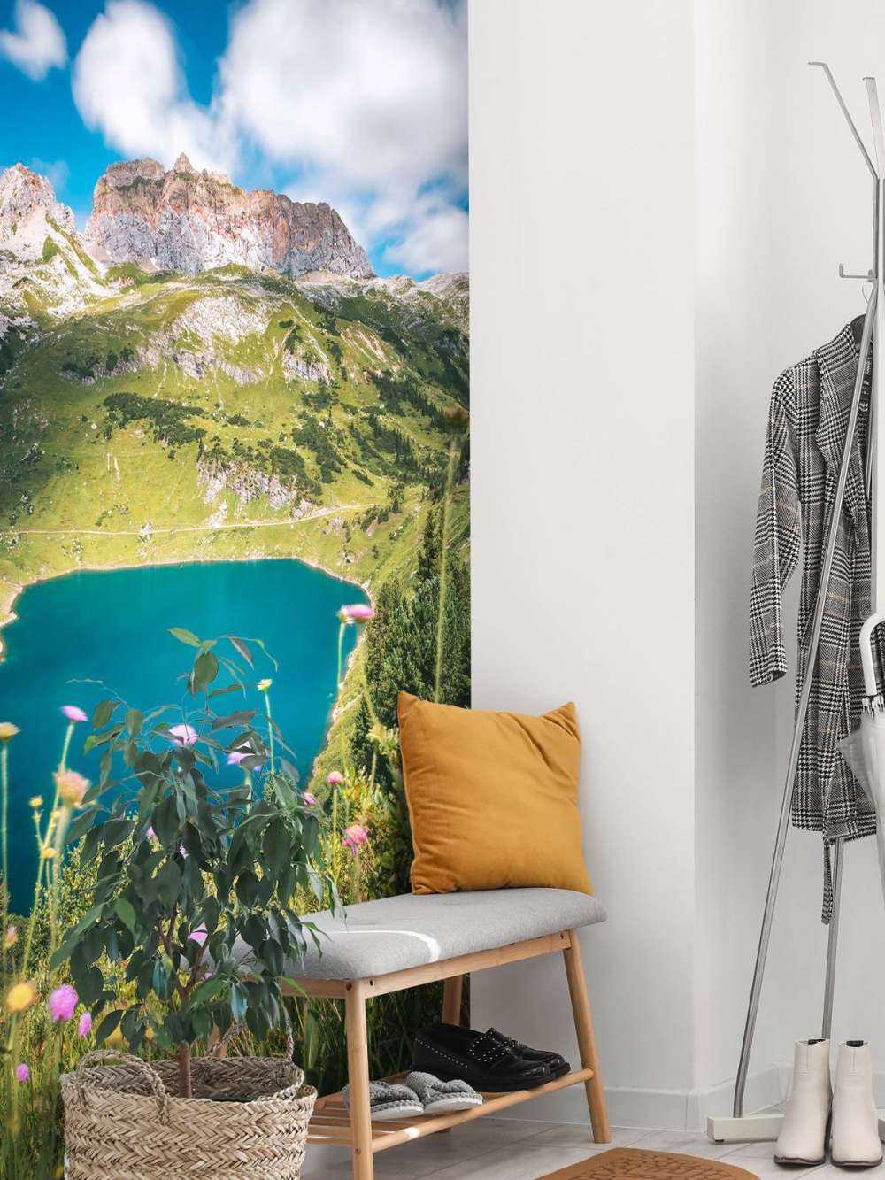 Pré fleuri au bord d'un lac de montagne clair