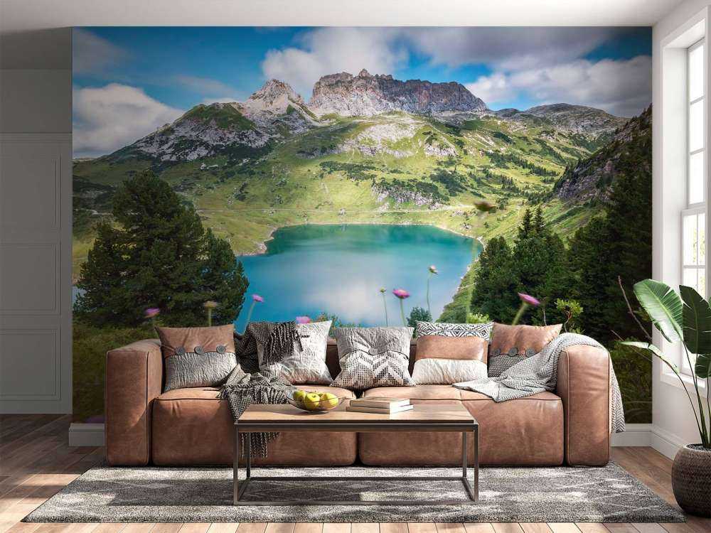 Lac de montagne avec des fleurs sauvages des Alpes.