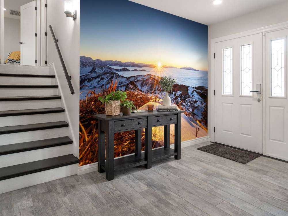 Lever de soleil au-dessus d'une prairie de montagne en hiver