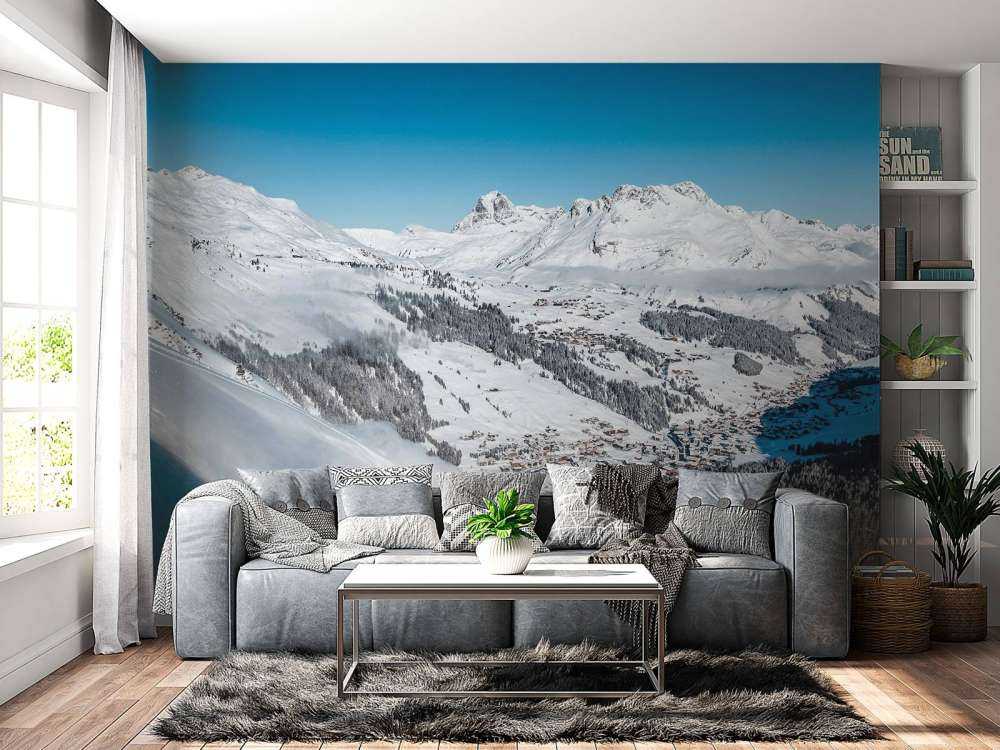 Descente au-dessus du village alpin dans la neige.