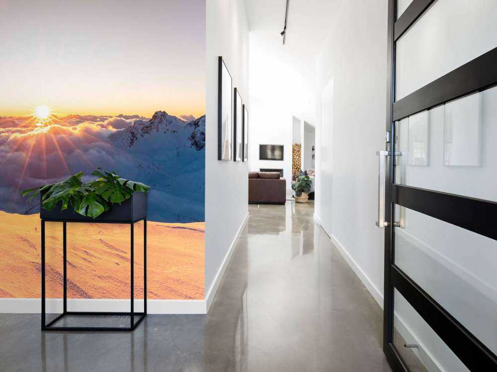 Lumière du soleil au-dessus de la couche nuageuse dans les montagnes.