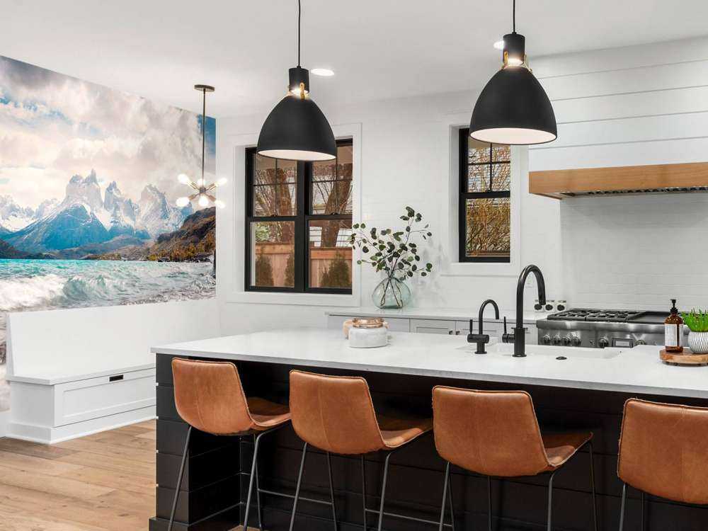 Lac de glacier clair avec des sommets de montagne