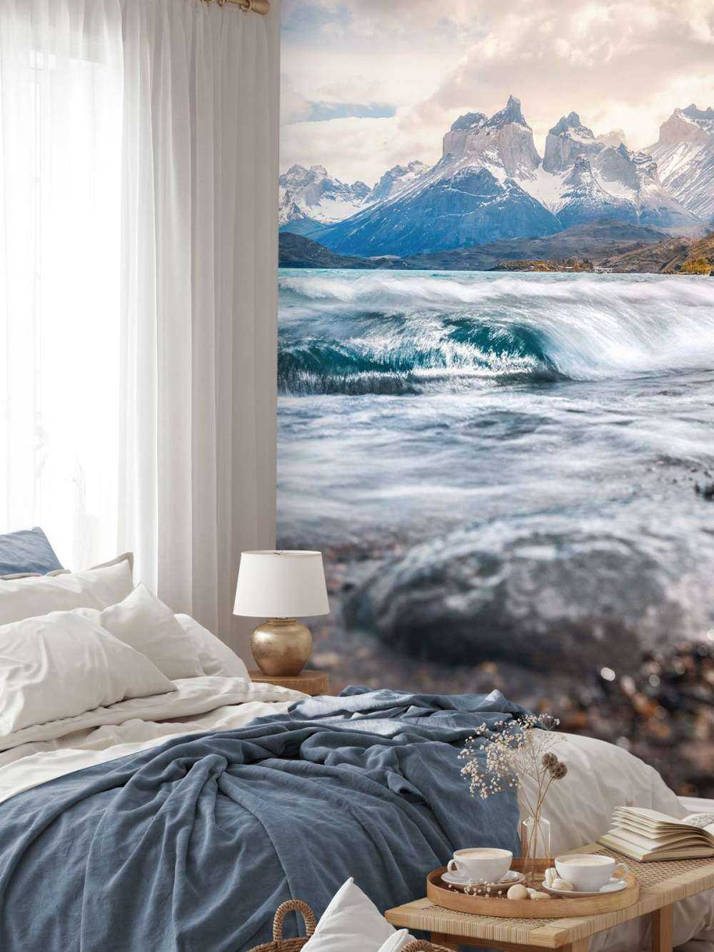 Vagues agitées sur un lac de montagne