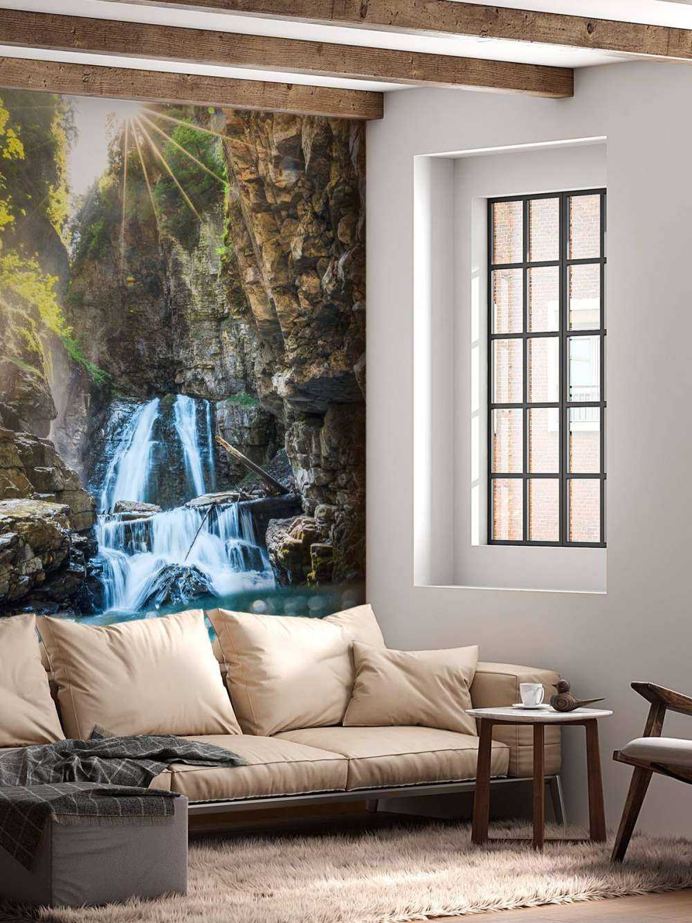 Lumière du soleil sur la cascade de montagne