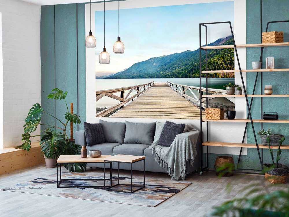 Quai en bois au bord d'un lac de montagne