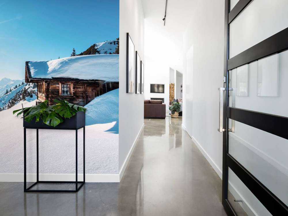 Soleil d'hiver au-dessus de la cabane en bois.