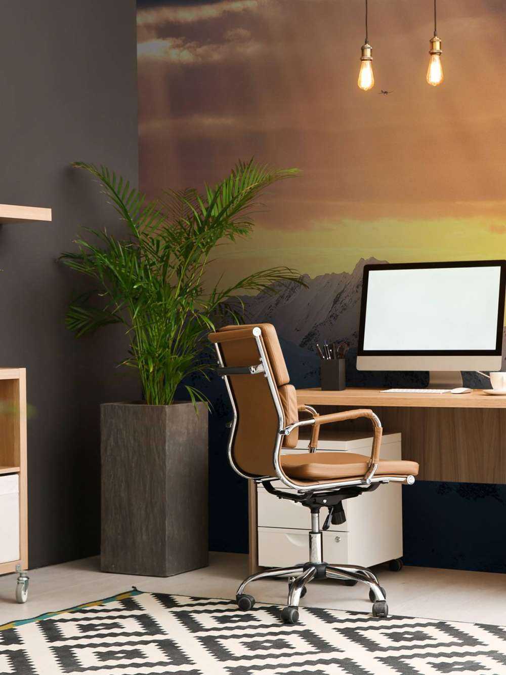 Rayons de soleil au-dessus des sommets enneigés