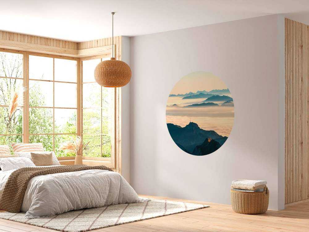 Couches de montagnes bleues dans la brume du matin