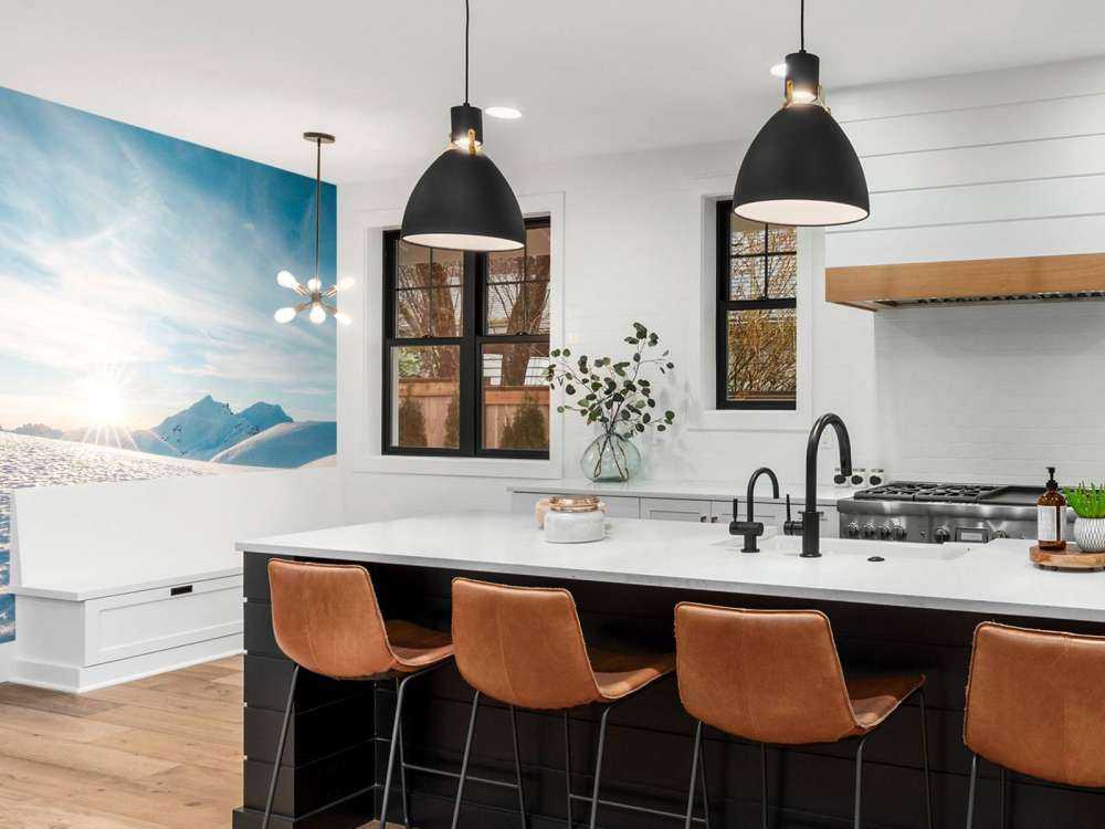 Soleil du matin sur des étendues de neige scintillante