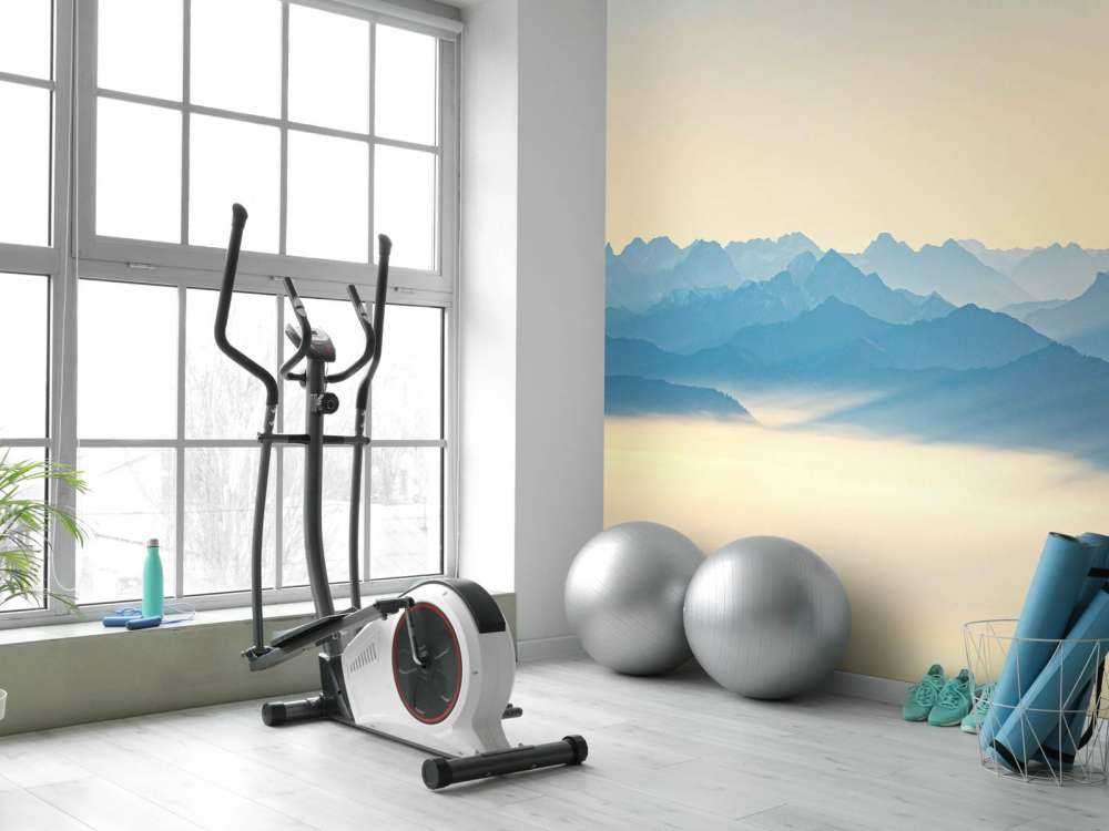 Sommet bleu-gris dans la lumière du matin